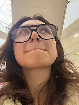 QuitieLia online show from 8, 12, 2024