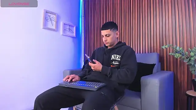 Snapshot of Alex_cute77 chatting on 21, 4, 2026 Alex cute77 online show from 21, 4, 2026