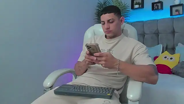Snapshot of Alex_cute77 chatting on 15, 5, 2026 Alex cute77 online show from 15, 5, 2026