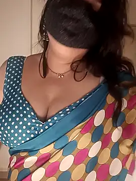 Snapshot of Love-priya chatting on 24, 11, 2025 Love-priya online show from 24, 11, 2025