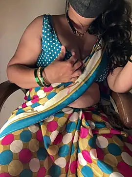 Snapshot of Love-priya chatting on 2, 7, 2026 Love-priya online show from 2, 7, 2026