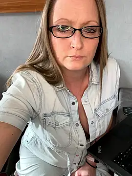 Snapshot of HoneyBluex chatting on 4, 2, 2026 HoneyBluex online show from 4, 2, 2026