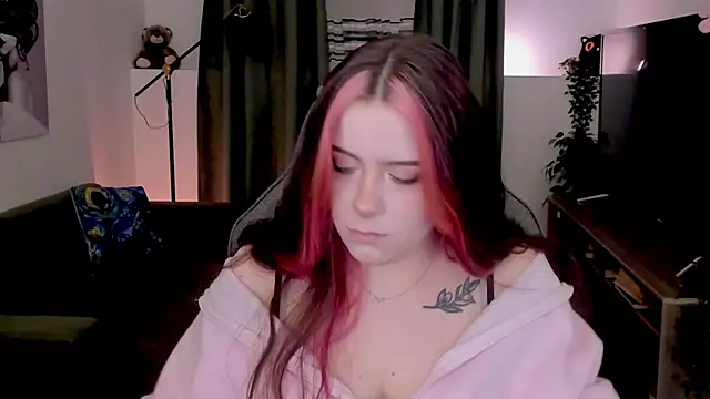 Snapshot of CoralineKeyns chatting on 25, 4, 2026 CoralineKeyns online show from 25, 4, 2026