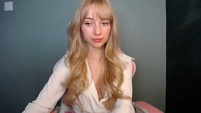 LuciaYoung online show from 13, 4, 2026