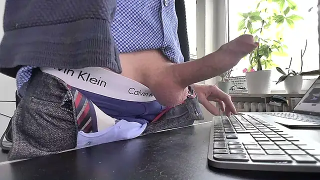 Snapshot of sperma_tributes chatting on 18, 3, 2025 sperma tributes online show from 18, 3, 2025