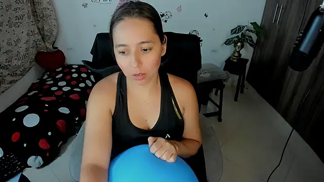 Snapshot of isa_loves_cum chatting on 6, 5, 2026 isa loves cum online show from 6, 5, 2026