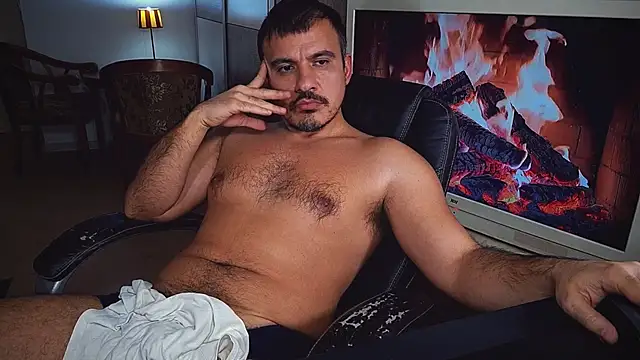 Snapshot of officeman7 chatting on 8, 1, 2025 officeman7 online show from 8, 1, 2025