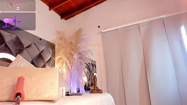 Snapshot of sofhiaa_adaams chatting on 28, 10, 2025 sofhiaa adaams online show from 28, 10, 2025