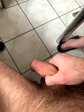 Snapshot of train2whor3 chatting on 17, 11, 2025 train2whor3 online show from 17, 11, 2025