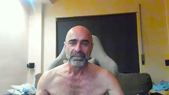 Snapshot of Bicopflirt chatting on 7, 5, 2026 Bicopflirt online show from 7, 5, 2026