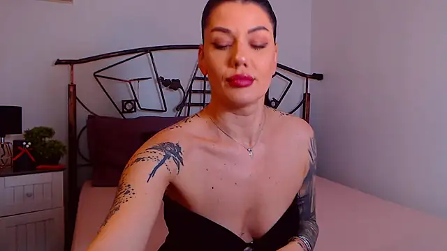 YvonneEverlee online show from 14, 11, 2025