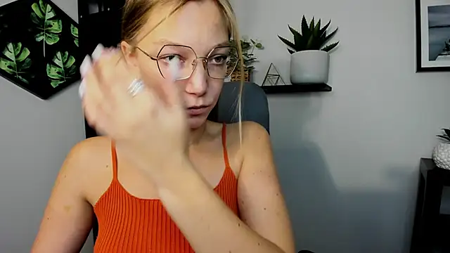EmillyPlay online show from 4, 12, 2024