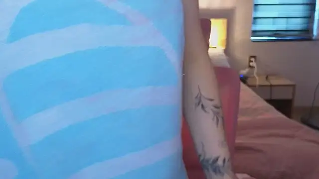 YasmineWest online show from 15, 4, 2026