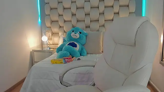 Snapshot of Helleamazing chatting on 12, 1, 2025 Helleamazing online show from 12, 1, 2025