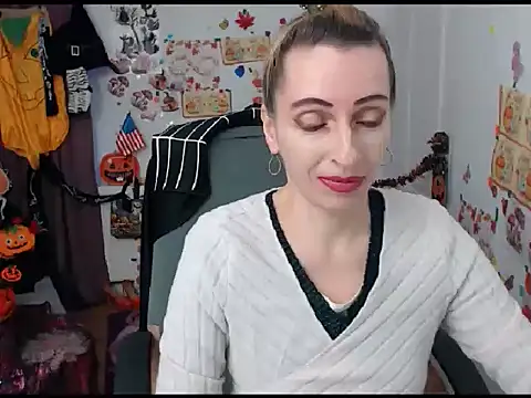 Snapshot of EvelynAngell chatting on 20, 10, 2025 EvelynAngell online show from 20, 10, 2025