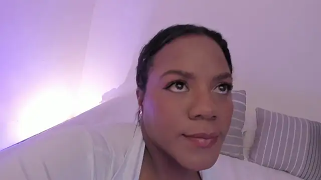 Snapshot of Sexyshantal_ chatting on 28, 10, 2025 Sexyshantal online show from 28, 10, 2025