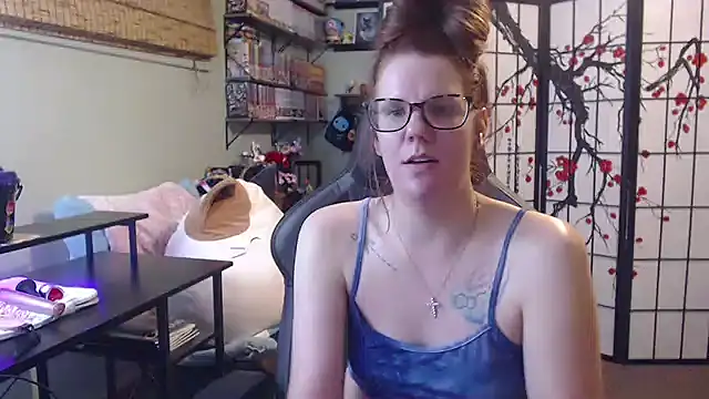 Sarahtineke online show from 11, 6, 2026