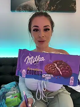 Snapshot of IsabellaEtthan chatting on 18, 10, 2025 IsabellaEtthan online show from 18, 10, 2025