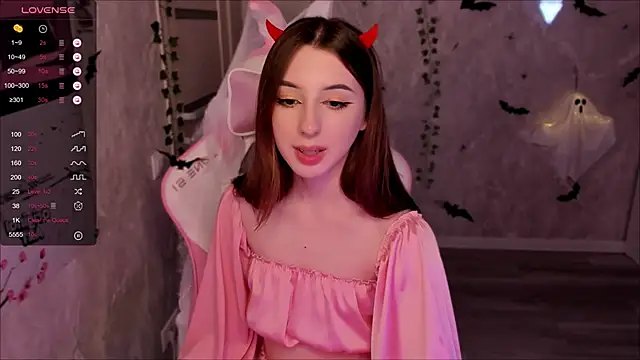 Snapshot of Polly__Hill chatting on 13, 10, 2025 Polly Hill online show from 13, 10, 2025