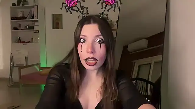 Snapshot of CringeButCute chatting on 18, 10, 2025 CringeButCute online show from 18, 10, 2025