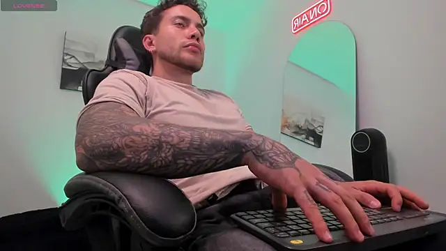 Snapshot of LucianSinclair chatting on 1, 3, 2025 LucianSinclair online show from 1, 3, 2025