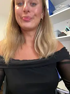 Snapshot of Hii_Lolla chatting on 8, 7, 2026 Hii Lolla online show from 8, 7, 2026