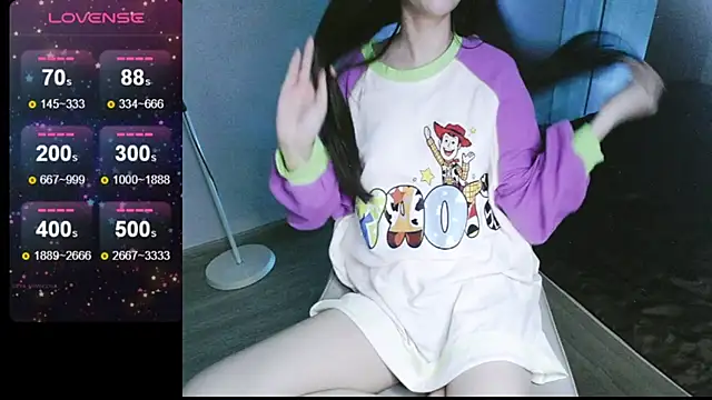 Snapshot of _Viviann_ chatting on 5, 3, 2025  Viviann  online show from 5, 3, 2025