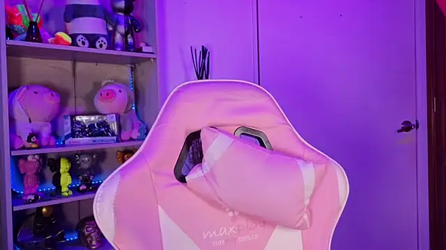 EmilyMiller  online show from 15, 4, 2026