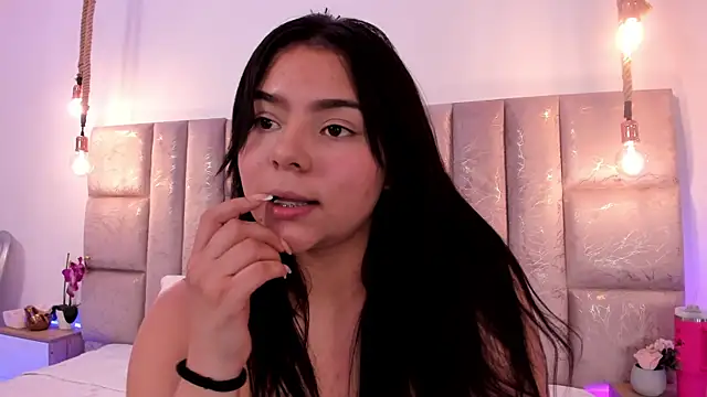 Snapshot of Oriana_Guzman chatting on 25, 6, 2026 Oriana Guzman online show from 25, 6, 2026