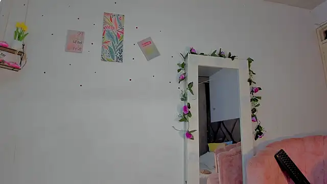 Snapshot of MirandaRoxx chatting on 7, 1, 2026 MirandaRoxx online show from 7, 1, 2026