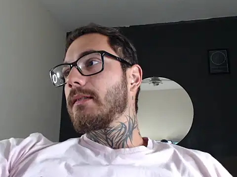 Snapshot of clark_r chatting on 25, 9, 2025 clark r online show from 25, 9, 2025