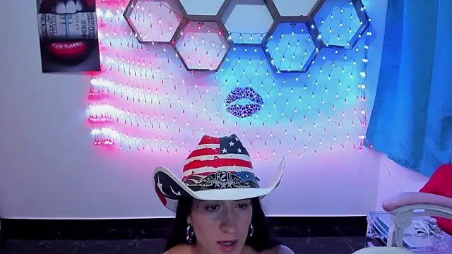 Snapshot of SharonSander chatting on 5, 7, 2026 SharonSander online show from 5, 7, 2026