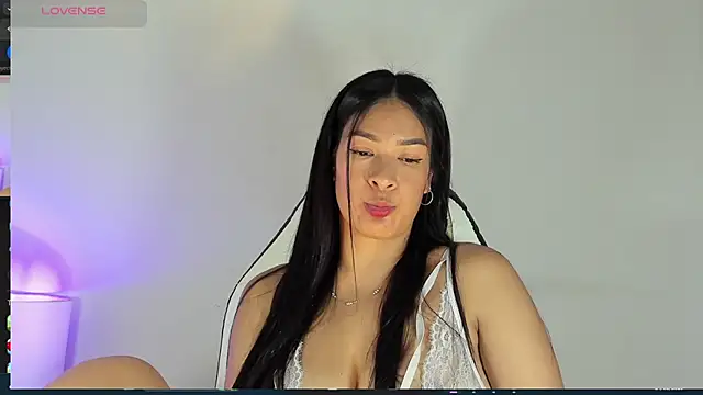 bella hadid1  online show from 24, 2, 2025