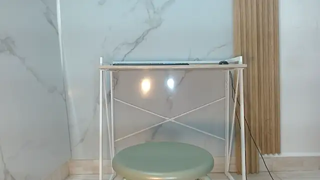 Snapshot of mollyguns chatting on 18, 10, 2025 mollyguns online show from 18, 10, 2025