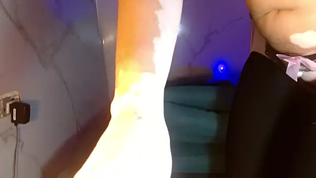 Snapshot of mollyguns chatting on 13, 12, 2025 mollyguns online show from 13, 12, 2025