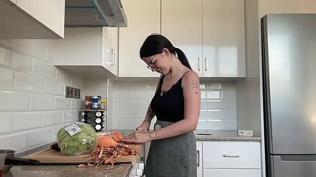 Snapshot of RoxiBlack chatting on 10, 11, 2025 RoxiBlack online show from 10, 11, 2025