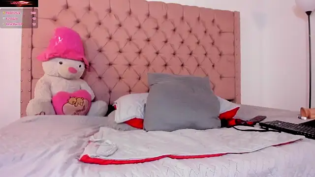 Snapshot of AinaPink chatting on 17, 12, 2024 AinaPink online show from 17, 12, 2024