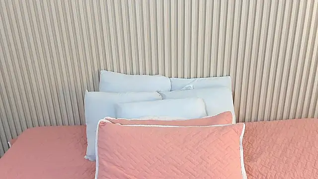 Snapshot of charlottebrowns_ chatting on 1, 12, 2025 charlottebrowns online show from 1, 12, 2025