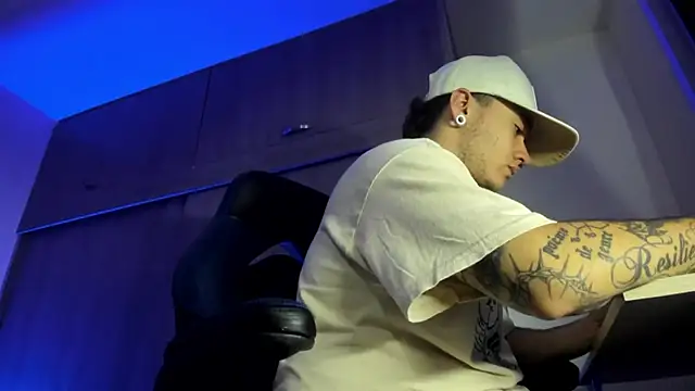 Snapshot of male_pussy chatting on 3, 11, 2025 male pussy online show from 3, 11, 2025