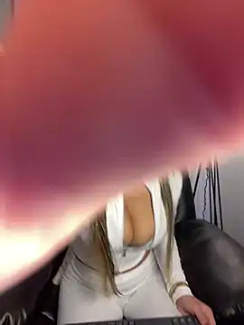  laura 02 online show from 17, 12, 2024