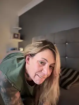 Snapshot of blondebitch2 chatting on 27, 1, 2025 blondebitch2 online show from 27, 1, 2025