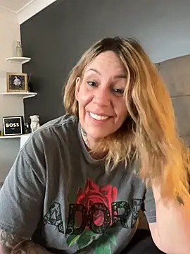 Snapshot of blondebitch2 chatting on 3, 2, 2025 blondebitch2 online show from 3, 2, 2025