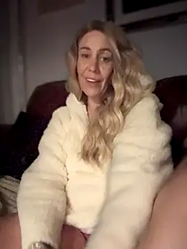 Snapshot of blondebitch2 chatting on 29, 9, 2025 blondebitch2 online show from 29, 9, 2025