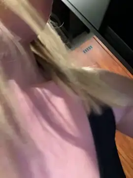 LuisaBecker online show from 16, 4, 2026