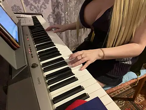 Snapshot of mila_von_tease chatting on 10, 12, 2024 mila von tease online show from 10, 12, 2024