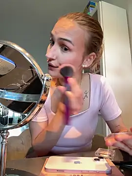 Snapshot of TheDirtyKiiwi chatting on 16, 4, 2026 TheDirtyKiiwi online show from 16, 4, 2026