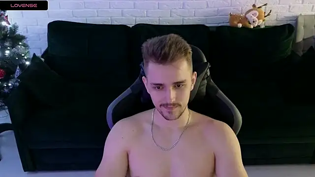 Snapshot of Larstar01 chatting on 28, 12, 2024 Larstar01 online show from 28, 12, 2024