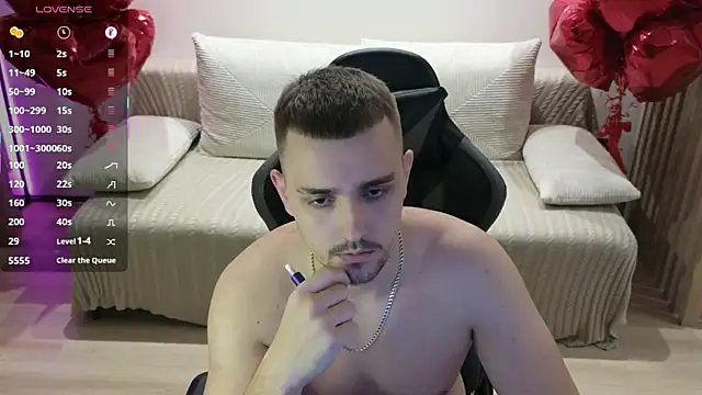 Snapshot of Larstar01 chatting on 6, 11, 2025 Larstar01 online show from 6, 11, 2025