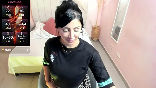 Snapshot of tiffani__love chatting on 4, 1, 2025 tiffani love online show from 4, 1, 2025