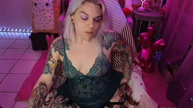 Snapshot of CherryBombBomb chatting on 20, 2, 2025 CherryBombBomb online show from 20, 2, 2025